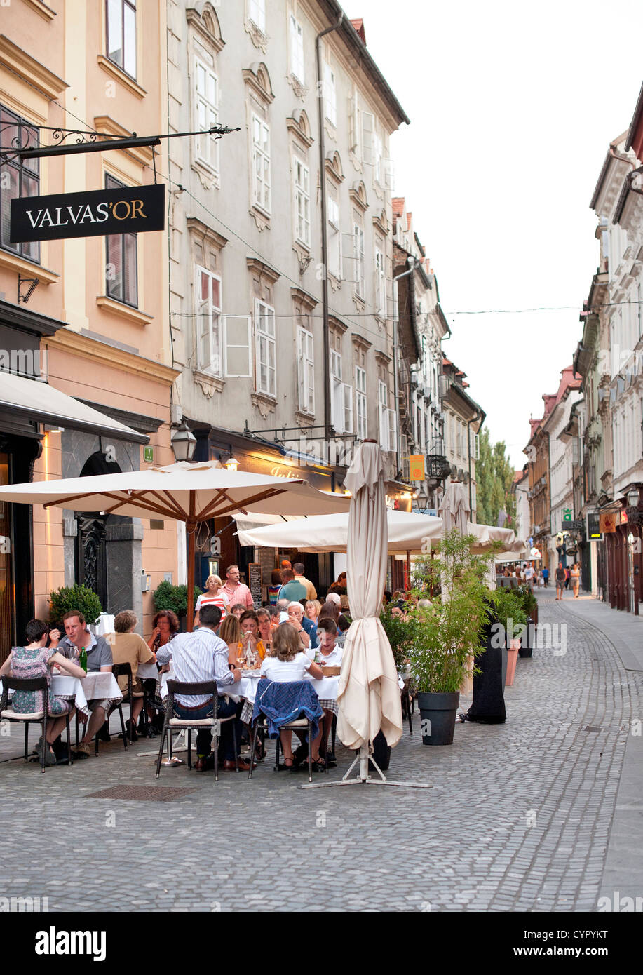Cafés sobre las aceras en el casco antiguo de la ciudad de Ljubljana, la capital de Eslovenia. Foto de stock