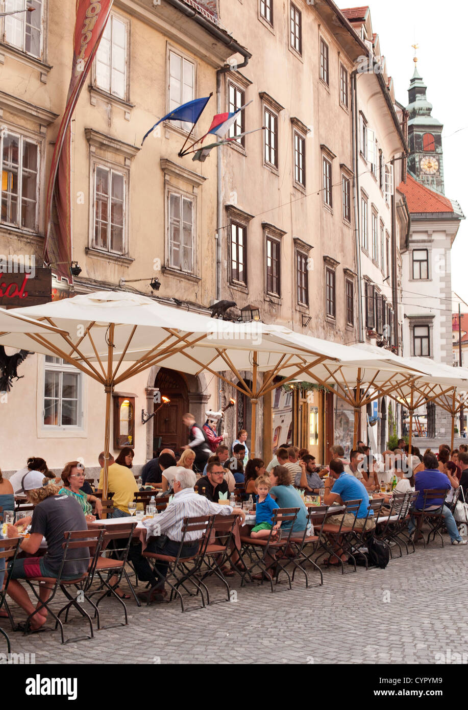 Cafés sobre las aceras en el casco antiguo de la ciudad de Ljubljana, la capital de Eslovenia. Foto de stock
