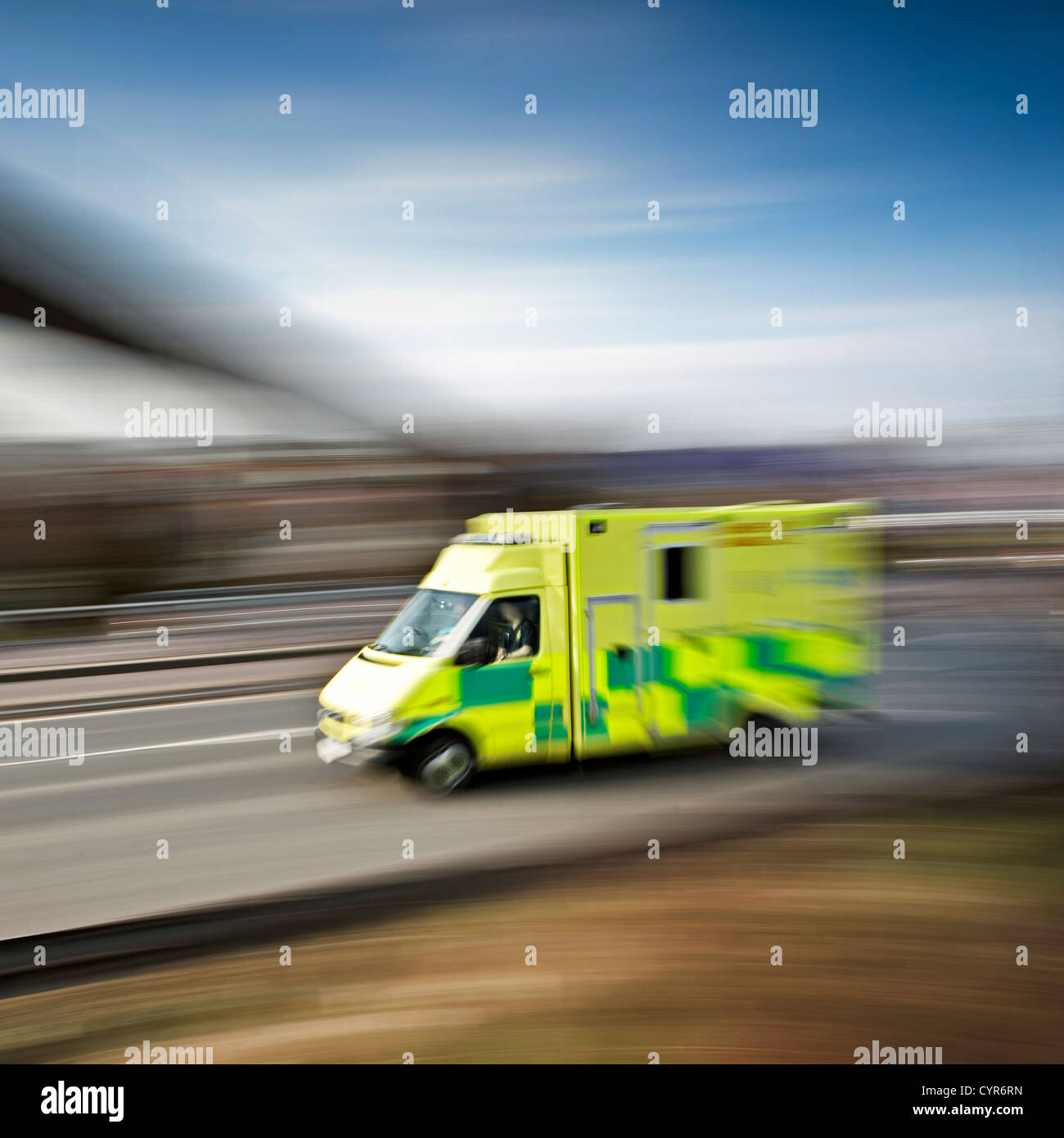 Respuesta de emergencia ambulancia acelerando a lo largo de la autopista Foto de stock