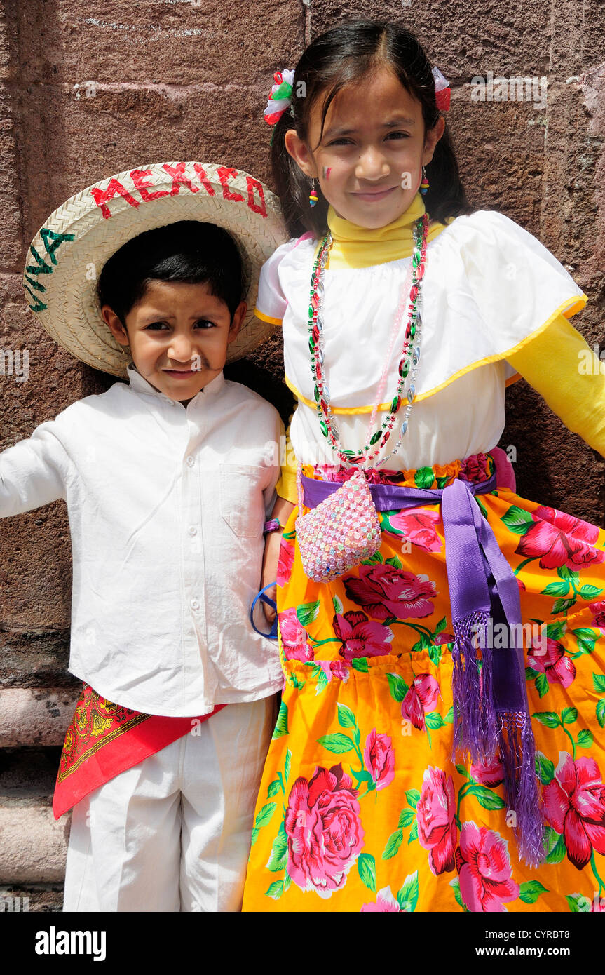 Niños disfrazados mexico fotografías e imágenes de alta resolución - Alamy