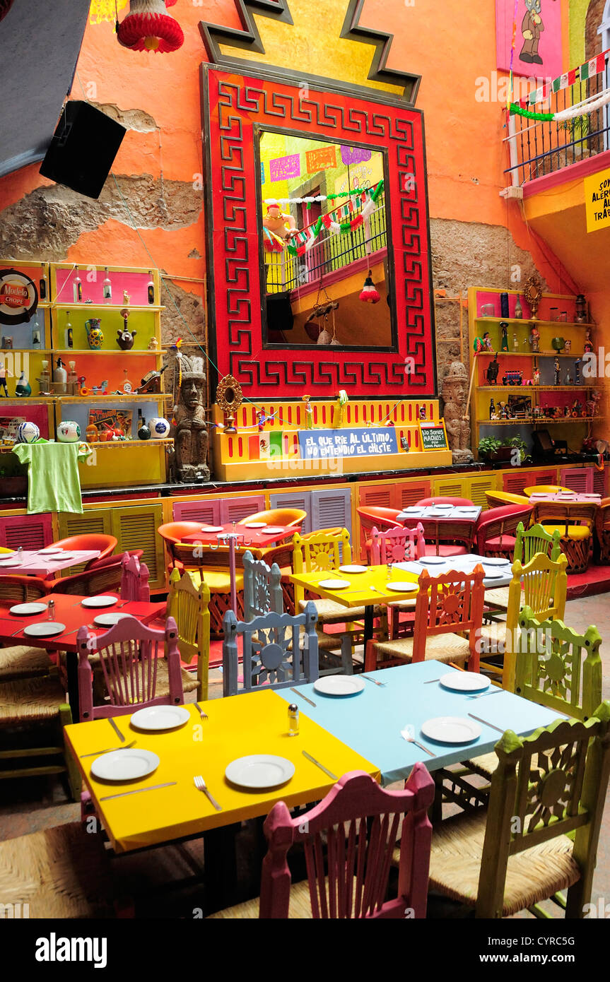 Estado de México, Bajío, Querétaro, coloridos abandonado restaurante  interior con mesas con sillas debajo de un espejo de pared Fotografía de  stock - Alamy