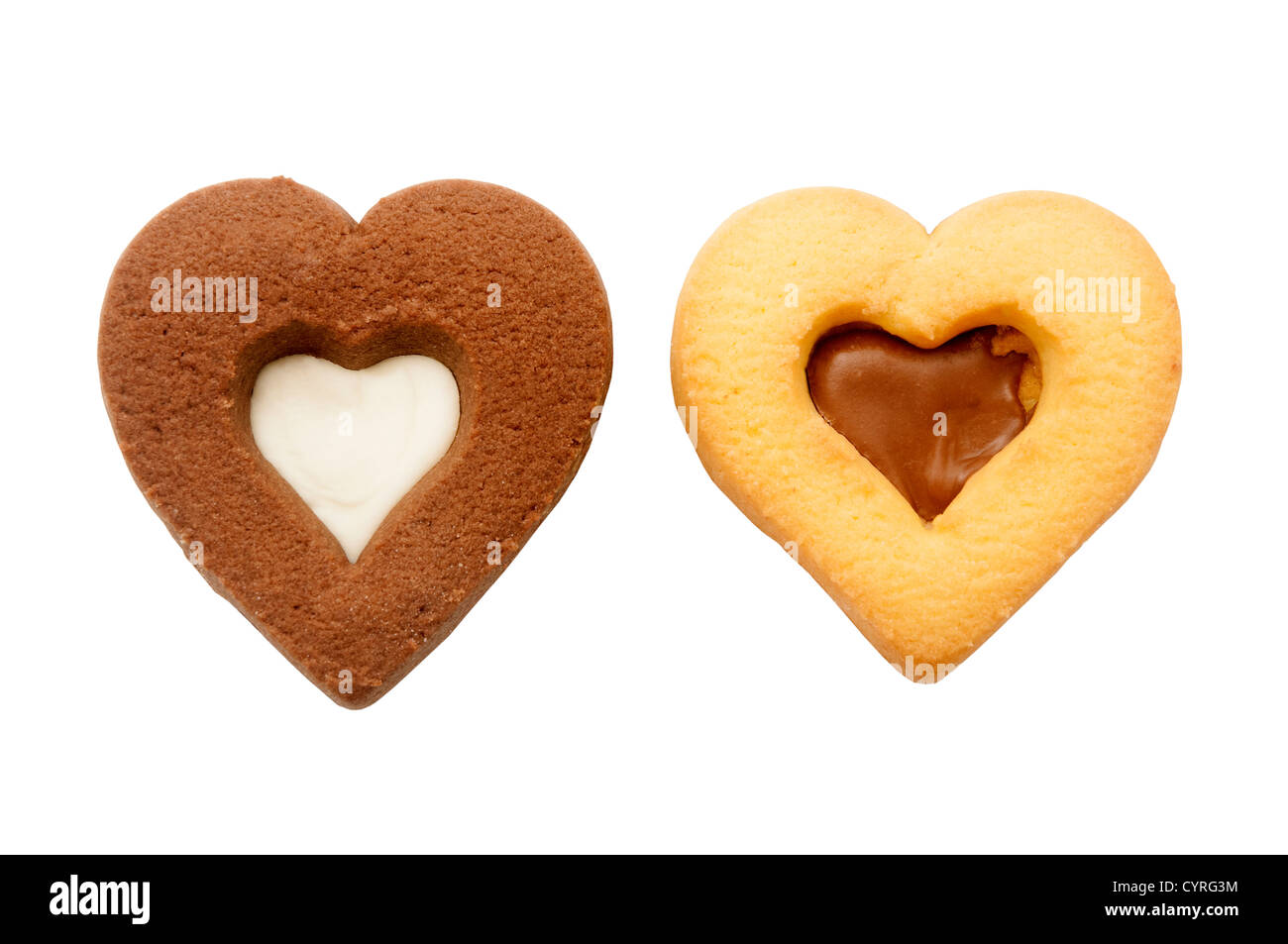 Caseras galletas con forma de corazón sobre un fondo blanco. Foto de stock