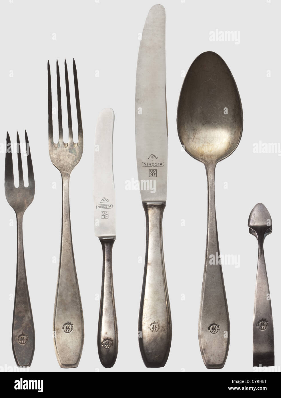 Seis piezas de plata de la Wewelsburg, versión chapada en plata, fabricante  WMF.consta de cuchillo, tenedor y cuchara, cuchillo de postre y tenedor,  así como pinzas de azúcar.las cuchillas con hojas de