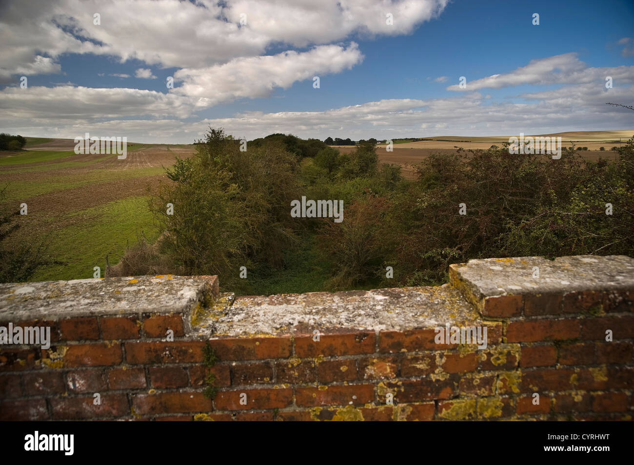 La línea de ferrocarril en desuso entre Southampton y Didcot cruzando el Ridgeway National Trail cerca de Compton, Oxfordshire, REINO UNIDO Foto de stock