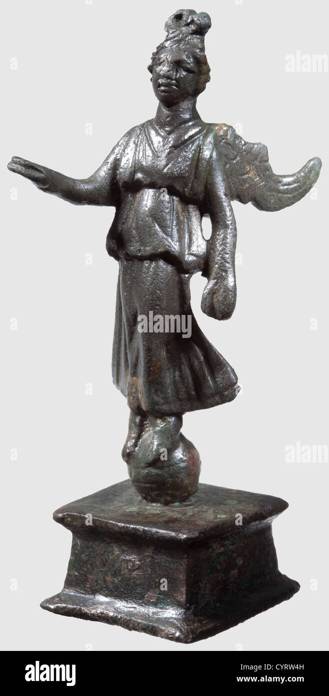 Seguro aparato Apropiado Una estatuilla romana de bronce, de la diosa de la victoria Nike,  respectivamente Victoria, siglo II/3 AD. Figurilla alada de pie sobre un  globo, la mano derecha se preparó para recibir un