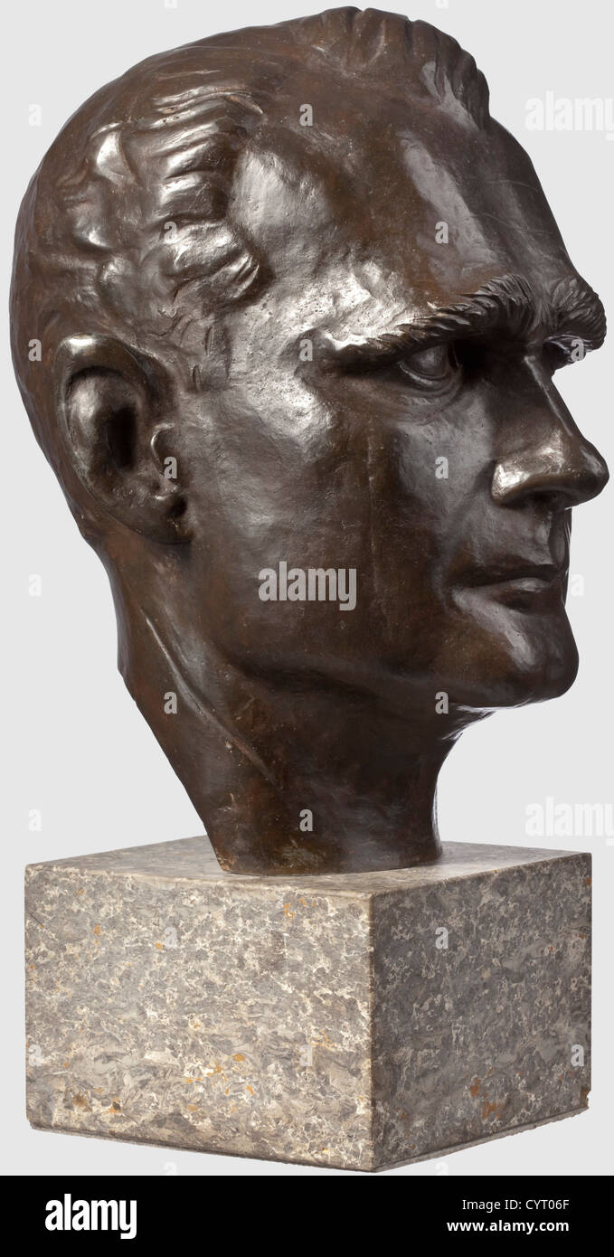 Josef Thorak (1889 - 1952), un busto de bronce de tamaño natural de Rudolf Heß Bronce con una bella pátina marrón oscura. Sin signo y sin Marca de fundición. Altura 36 cm. Sobre una base de mármol claro, altura total 48.5 cm. Creado entre 1935 y 1940. En todos los detalles idénticos a la firma Heß busto de Thorak por la fundición Brandstetter en Munich, vendido por Hermann Historica en la subasta 58, lote 3089, por unos 15.000 euros. Presumiblemente, es el primer borrador que no estaba destinado a la venta. Josef Thorak fue, aparte de Arno Breker, el escultor más importante del Tercer Reich. Antes de la guerra, Foto de stock