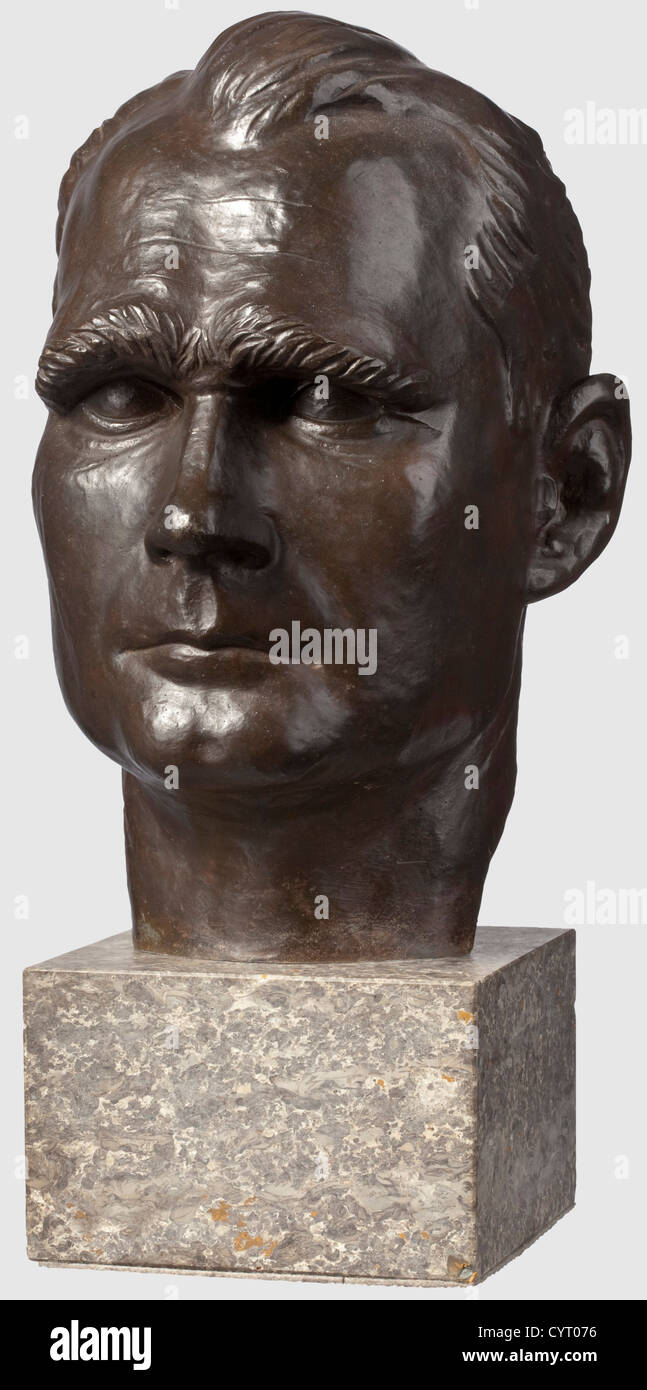 Josef Thorak (1889 - 1952), un busto de bronce de tamaño natural de Rudolf Heß Bronce con una bella pátina marrón oscura. Sin signo y sin Marca de fundición. Altura 36 cm. Sobre una base de mármol claro, altura total 48.5 cm. Creado entre 1935 y 1940. En todos los detalles idénticos a la firma Heß busto de Thorak por la fundición Brandstetter en Munich, vendido por Hermann Historica en la subasta 58, lote 3089, por unos 15.000 euros. Presumiblemente, es el primer borrador que no estaba destinado a la venta. Josef Thorak fue, aparte de Arno Breker, el escultor más importante del Tercer Reich. Antes de la guerra, Foto de stock