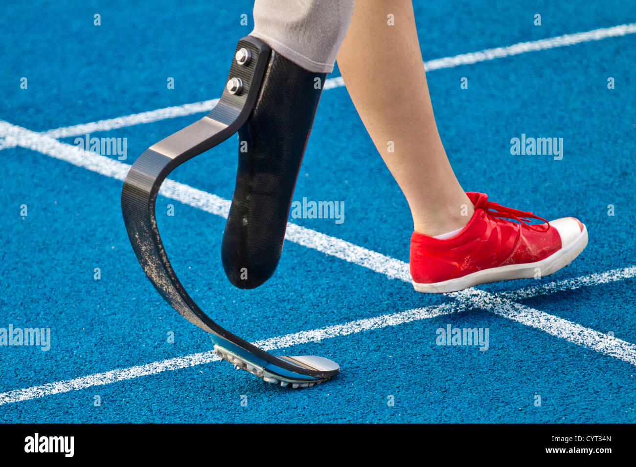 Atleta Femenina con handicap es cruzar la línea Foto de stock