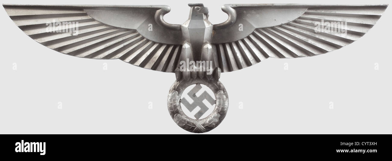 Una decoración de águila en estilo Art Déco, en forma de águila Reichstag muy estilizada águila, lacado gris y zinc ennegrecido, presillas de suspensión en la parte posterior, corrosión mínima. Ala 97 cm. Claramente modelado según el águila Reichstag en la Casa de la Ópera de Kroll. Las águilas como la presente pieza se encontraban a menudo en edificios oficiales de partido y estado, histórico, histórico, 1930, 1930, siglo 20, bellas artes, arte, NS, nacionalsocialismo, nazismo, Tercer Reich, Reich Alemán, Alemania, nacionalsocialista, nazi, período Nazi, objeto, objetos, alambiques, Derechos adicionales-Clearences-no disponible Foto de stock