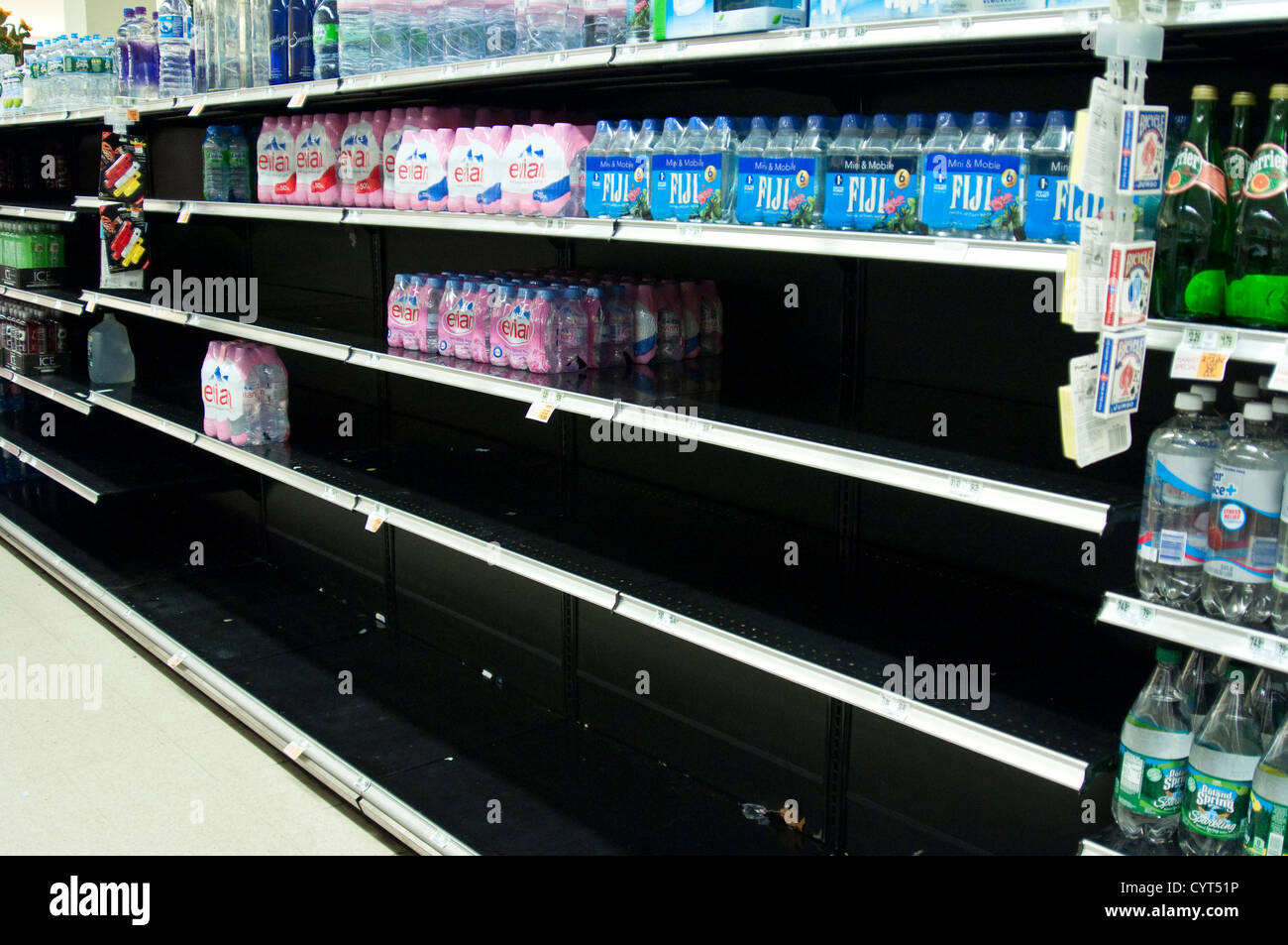 Los estantes vacíos en Kings supermercado de Cresskill, NJ, pruebas de compras de emergencia después del huracán que azotó Arena Oct 2012. Foto de stock
