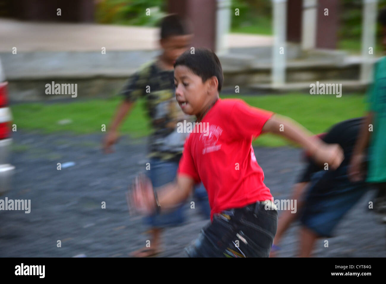 Los niños jugando, Pohnpei, Estados Federados de Micronesia Foto de stock