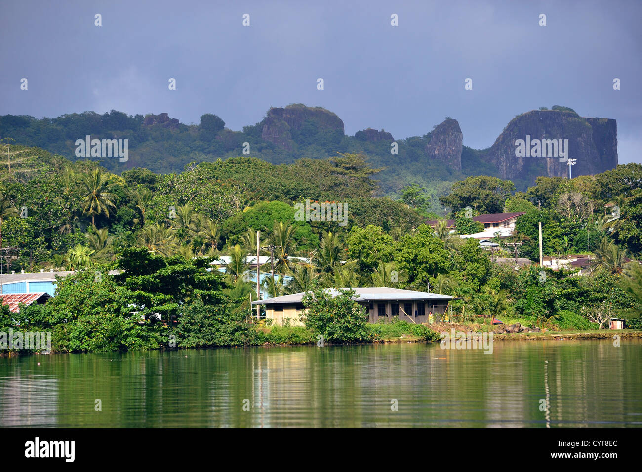 Casas de Kolonia, Pohnpei, Estados Federados de Micronesia Foto de stock