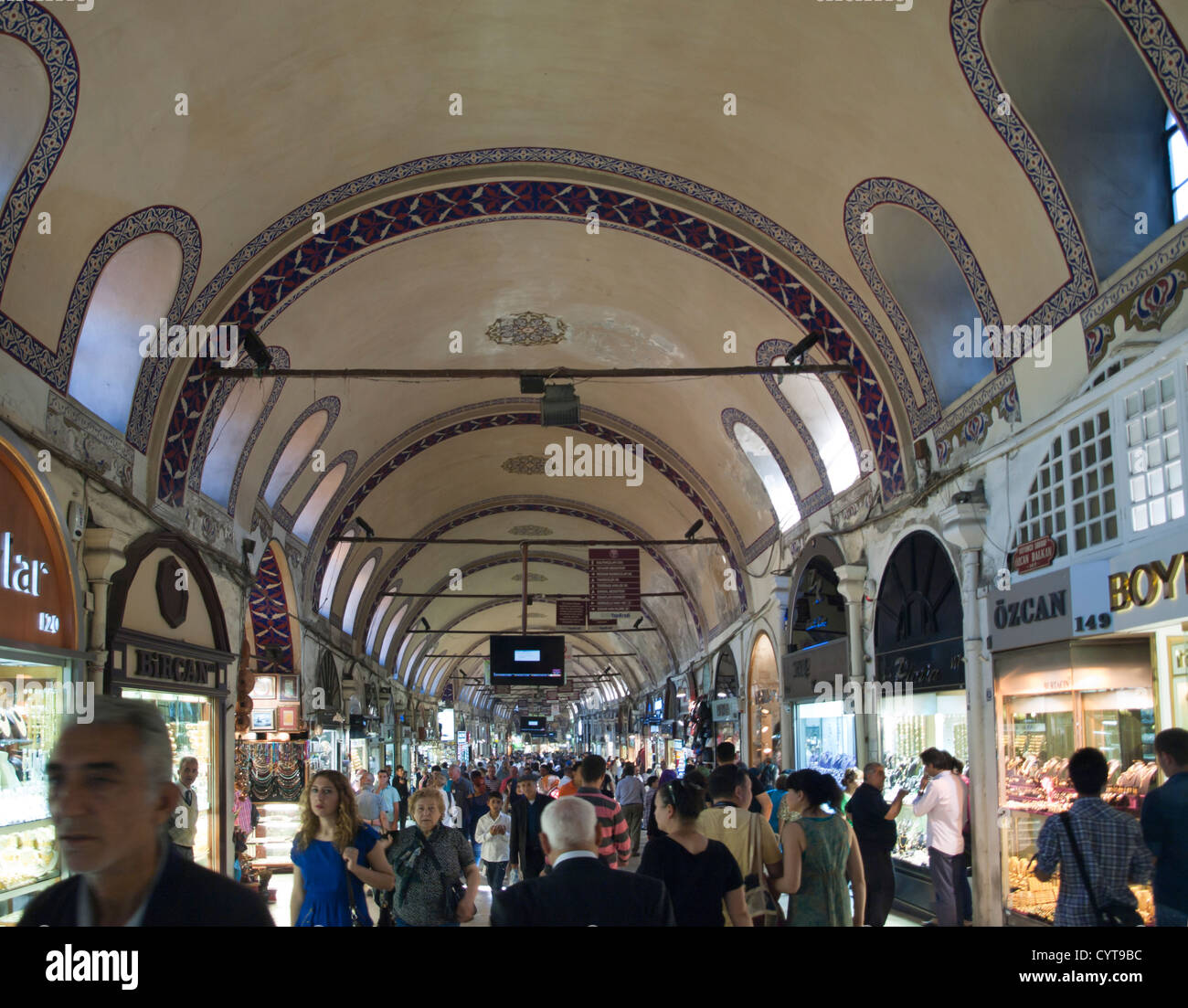Kapalicarsi, gran bazar o mercado cubierto de Estambul Turquía abastece a todos los gustos turísticos, arcos y multitud de tiendas Foto de stock