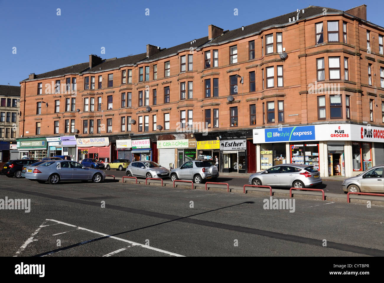 Los conventillos y las tiendas de Langlands Road en Govan, Escocia, Reino Unido Foto de stock