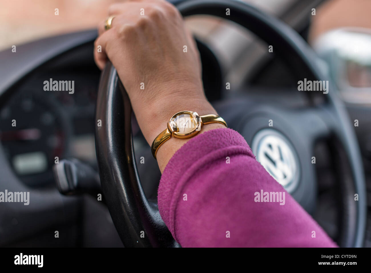 Exeter, Devon, Inglaterra. El 3 de agosto de 2012. Una dama conduciendo un  Volkswagen Gucci luciendo un reloj de pulsera Fotografía de stock - Alamy