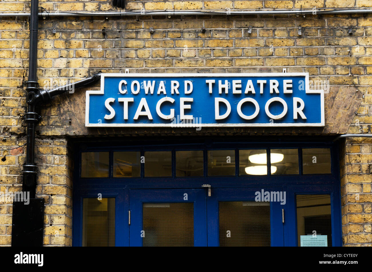 Signo durante la etapa de la puerta de Noel Coward Theatre en el West End de Londres. Foto de stock