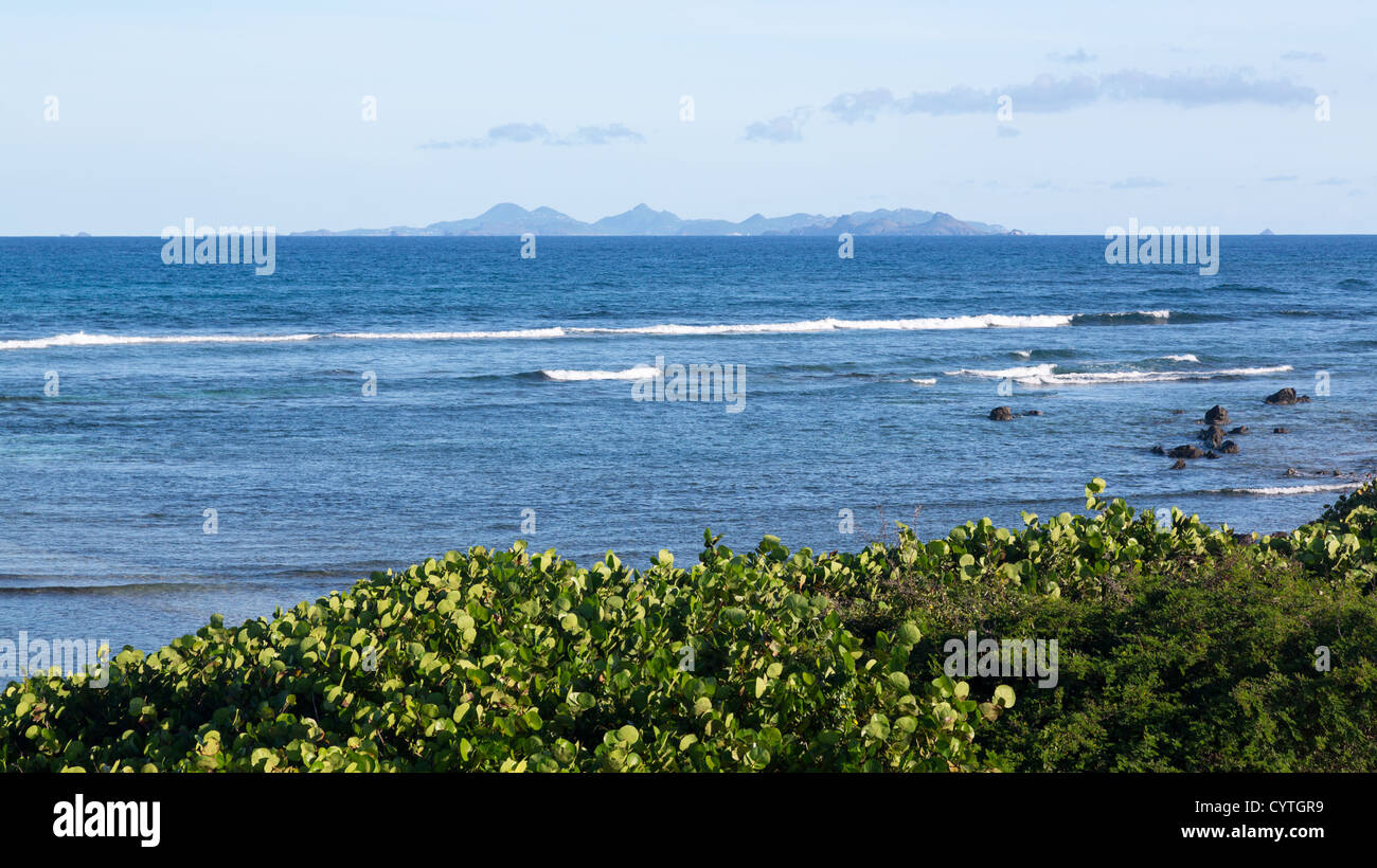 Vista de St Barts o St Barths desde San Martín en Baie de l embocadura Foto de stock