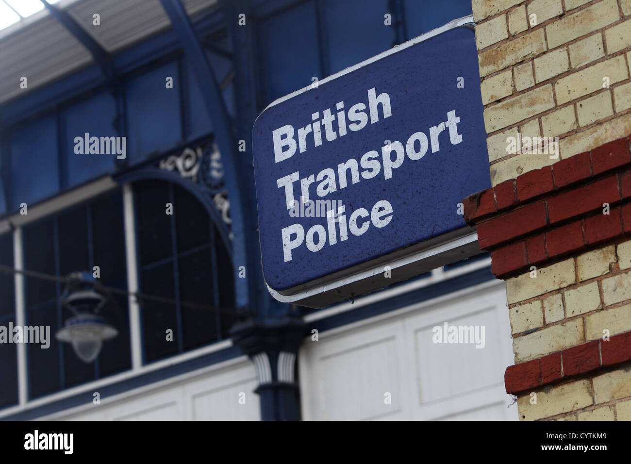 La policía británica de transporte firmar en una estación de tren de Brighton, East Sussex, Reino Unido. Foto de stock