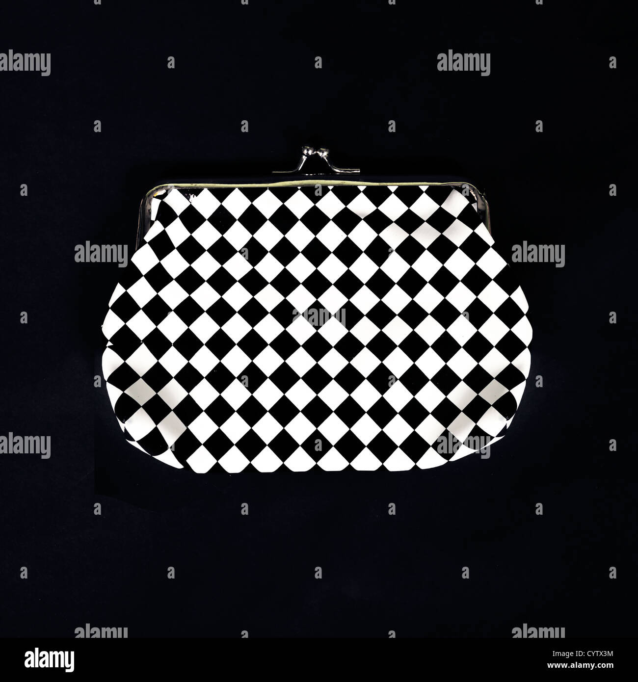 Un bolso a cuadros en blanco y negro Fotografía de stock - Alamy