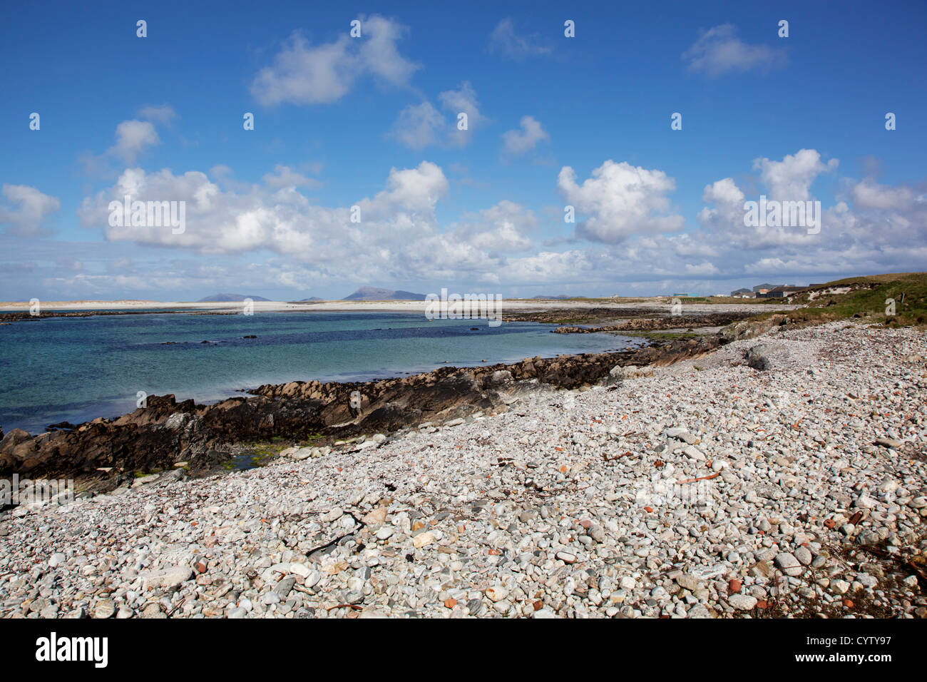 Vista de una playa en la costa norte de Benbecular cerca de baile a Mhanaich, Hébridas Exteriores, Escocia, Reino Unido Foto de stock