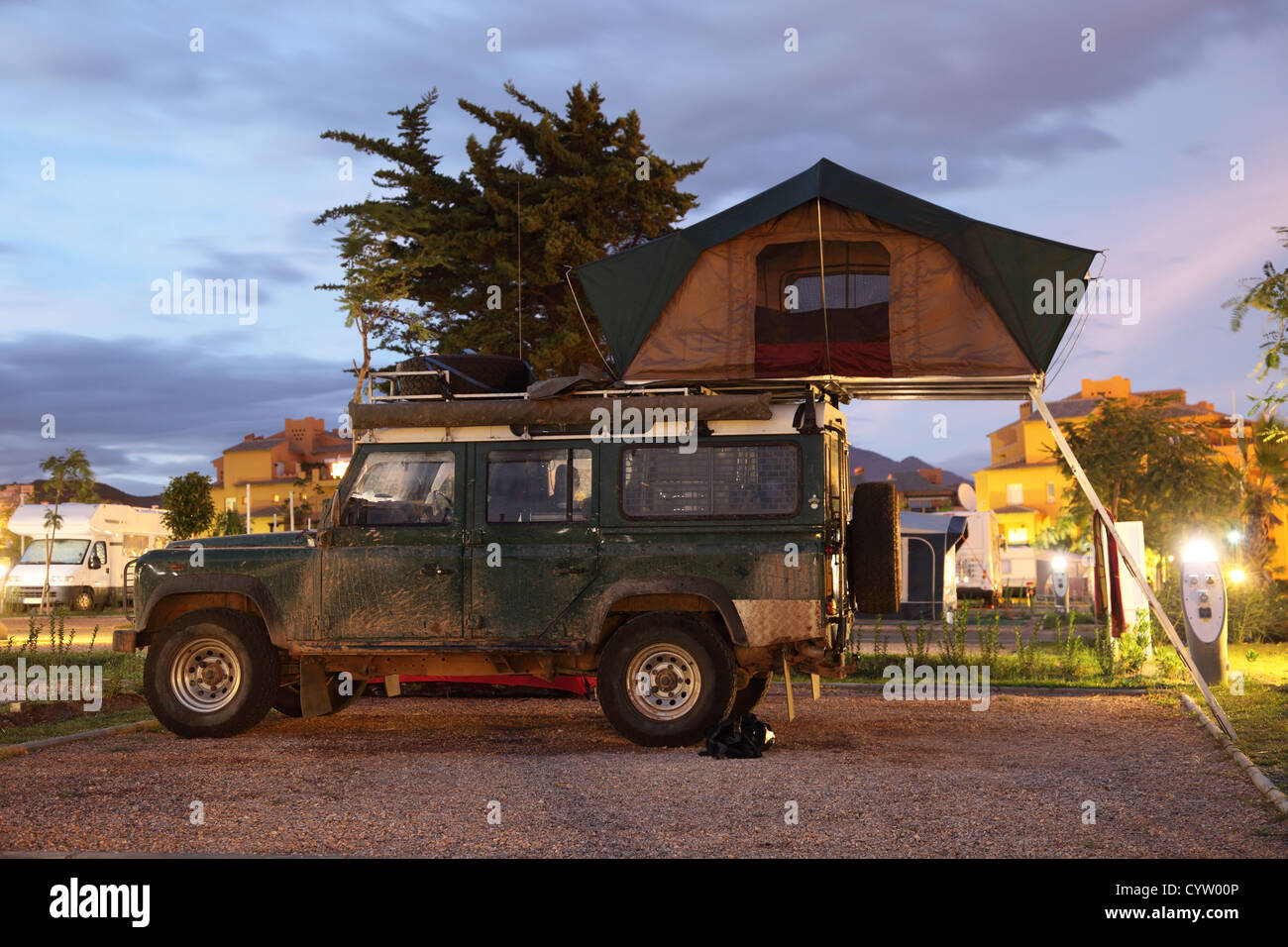 Jeep Safari con una tienda de techo en un camping Foto de stock
