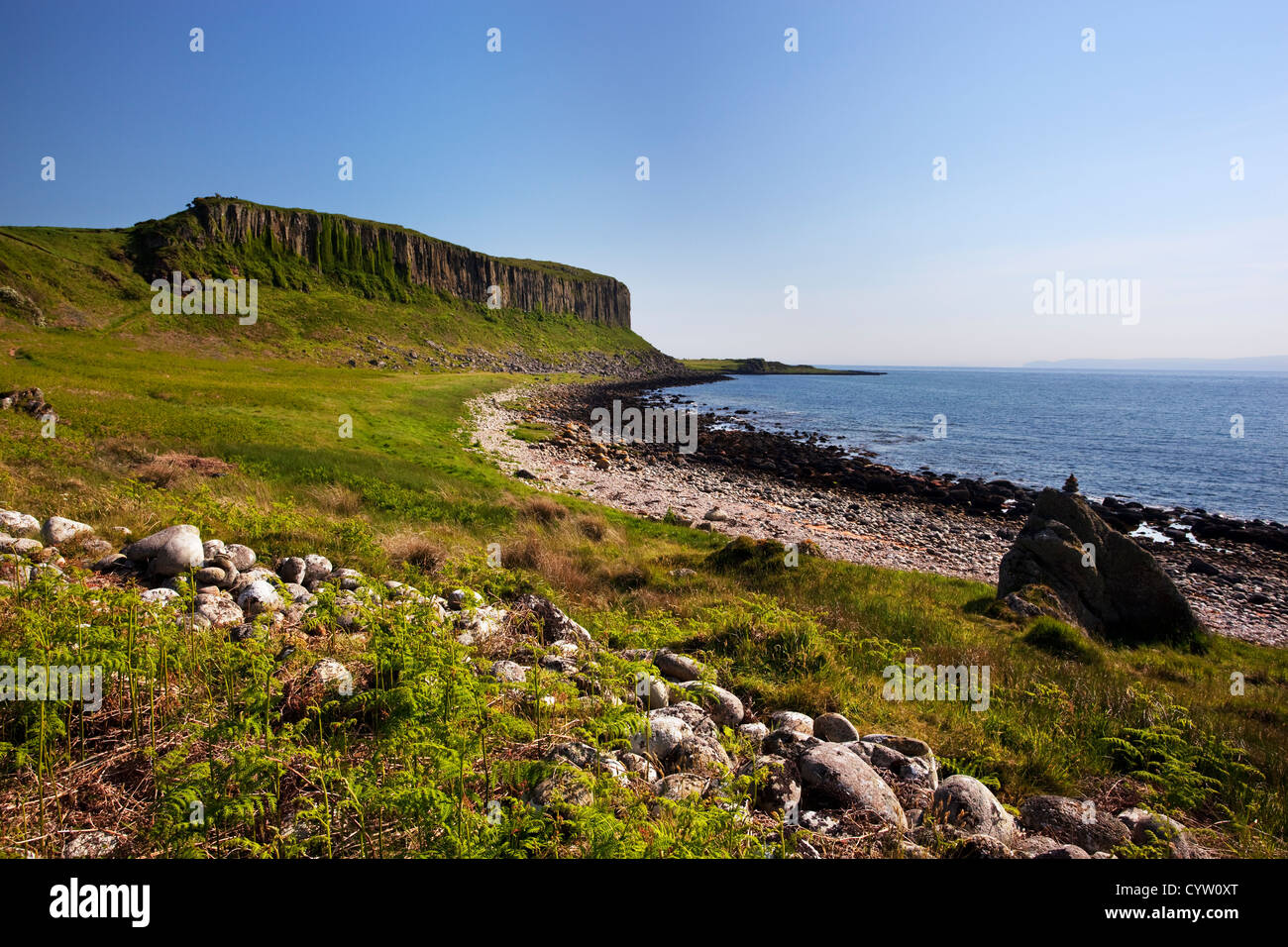 Vista de Drumadoon Point, un hito cerca de Blackwaterfoot costeros, la Isla de Arran, Escocia, Reino Unido Foto de stock