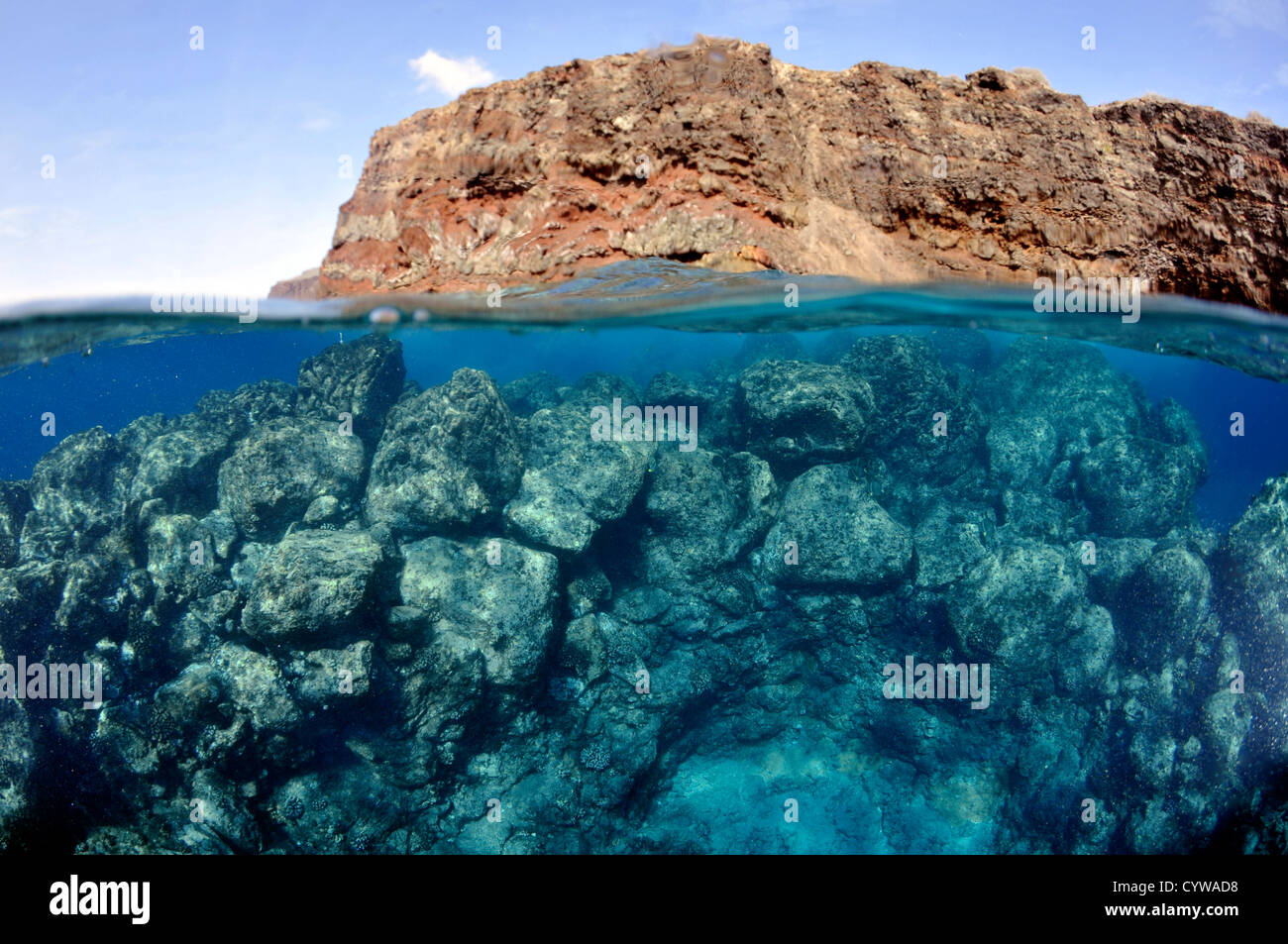Imagen dividida de Lanai y rocas submarinas y arrecifes, Lanai, Hawai Foto de stock