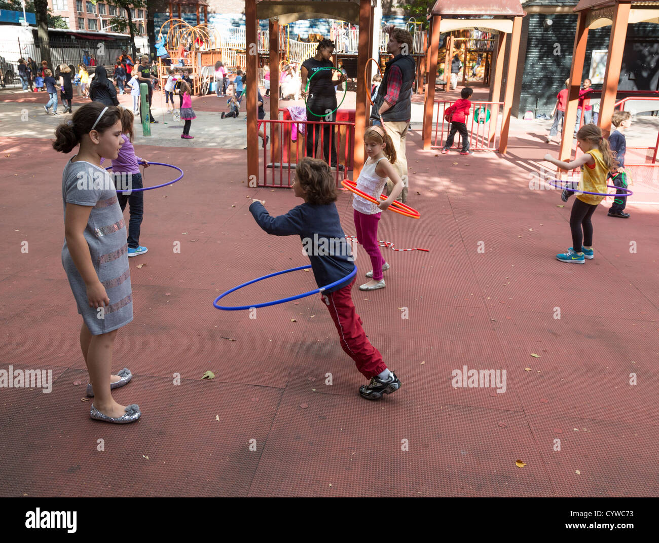Los niños con hula hoop, Tecumseh Playground, oeste de la calle 78 y la Avenida Amsterdam, Manhattan, Ciudad de Nueva York, EE.UU. Foto de stock