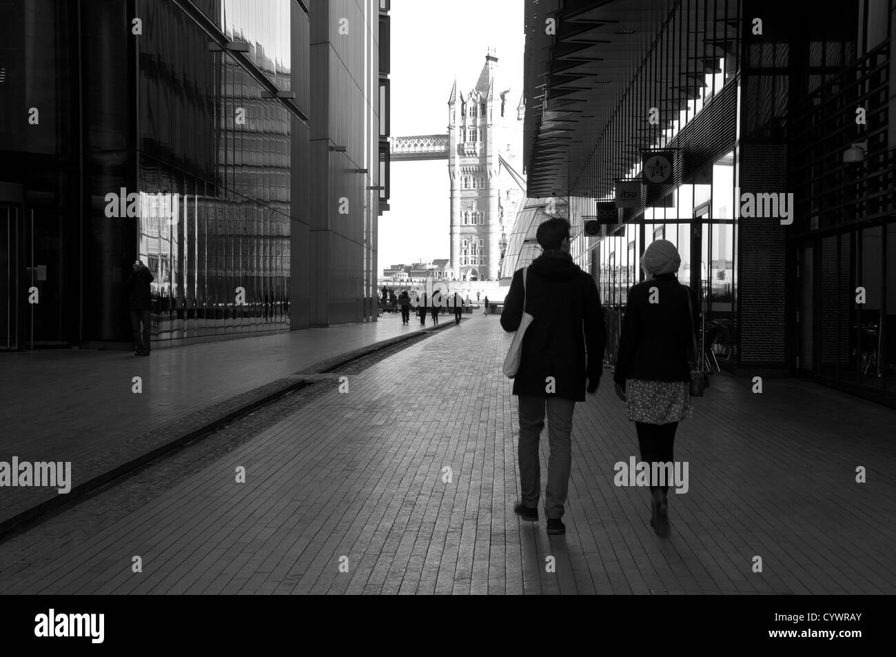 Un par paseo hacia Tower Bridge, Londres Foto de stock