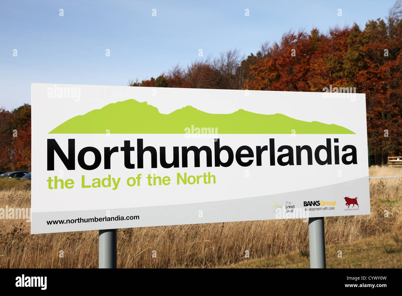 Firmar Northumberlandia Dama del norte en la entrada a la escultura de landform humana dama reclinado del noreste de Inglaterra Foto de stock