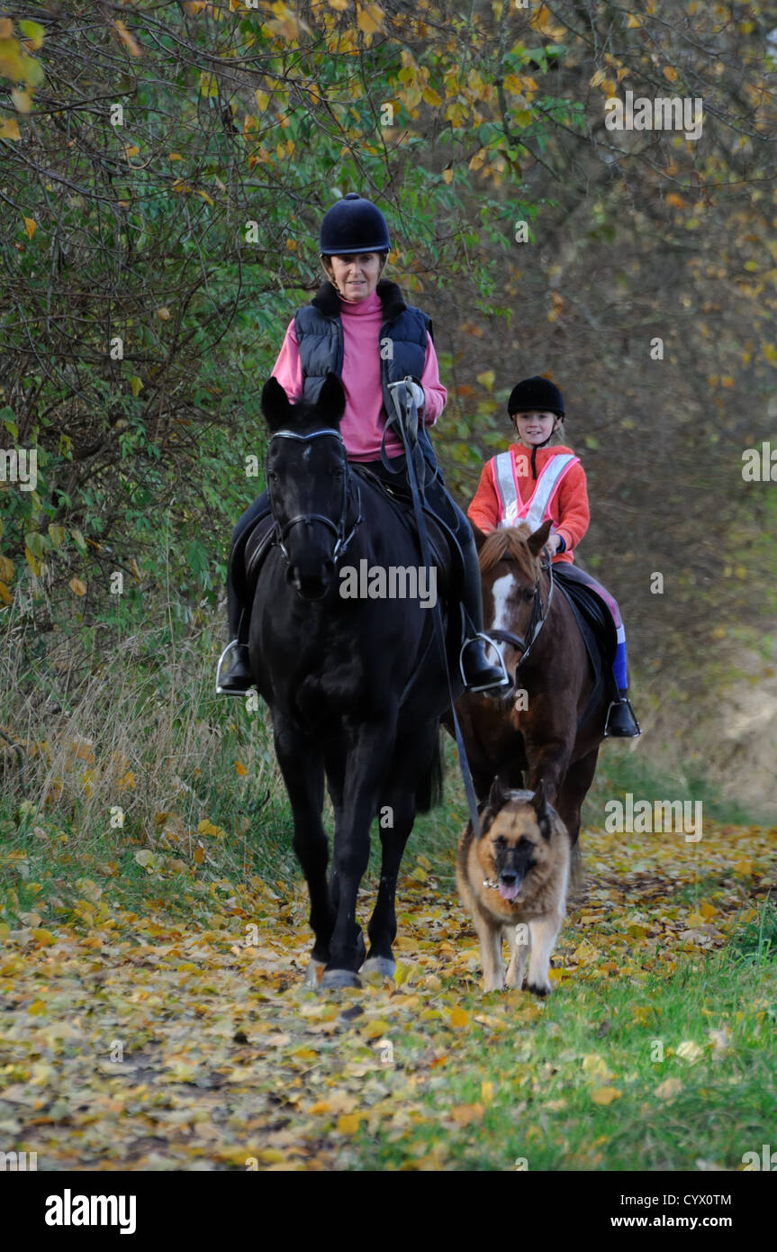 Una mujer y una joven cabalgata en Baron's Haugh, North Lanarkshire, Escocia, Reino Unido Foto de stock