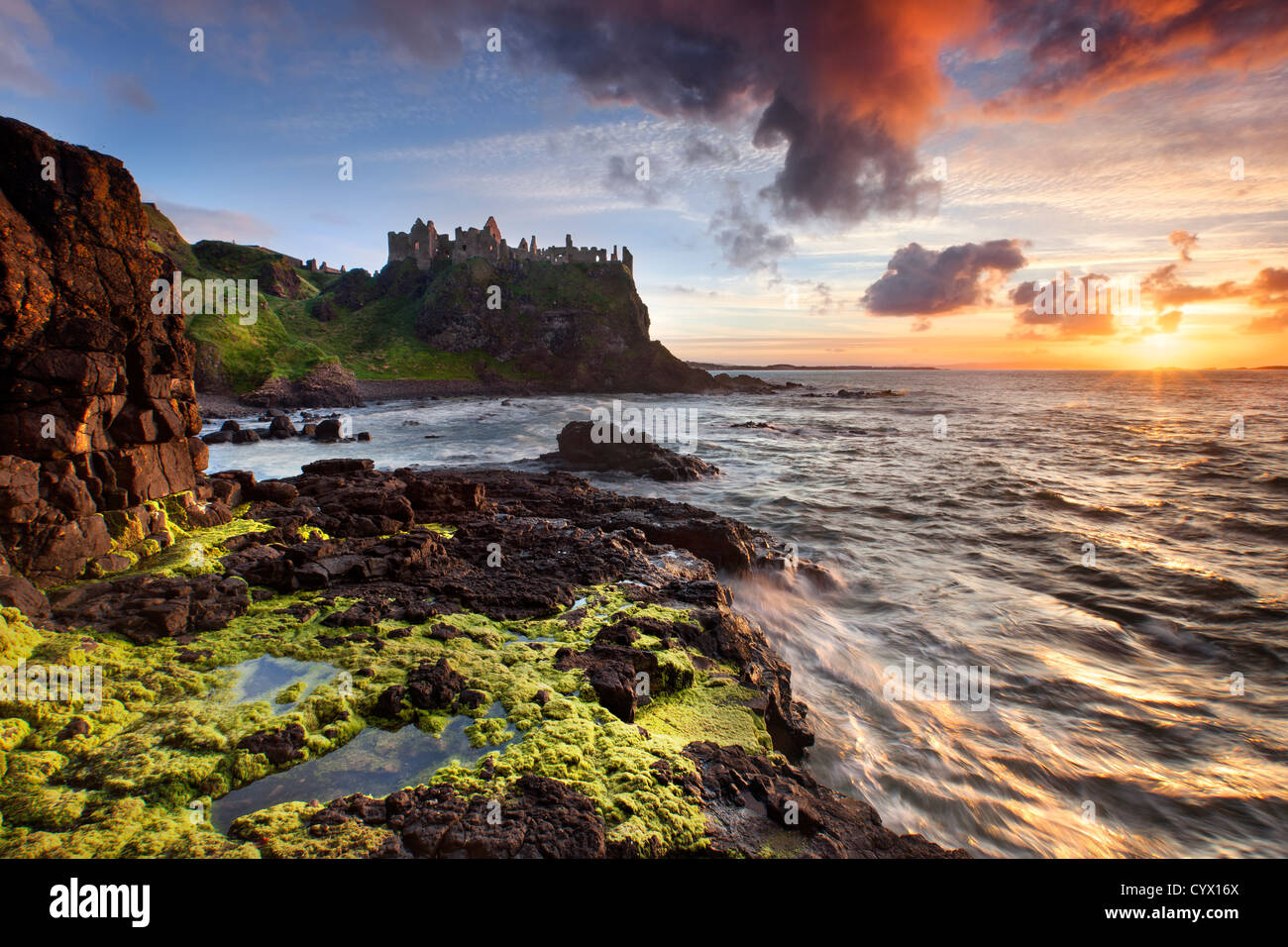 Castillo Duluce al atardecer en la costa de Antrim, Irlanda del Norte. Foto de stock