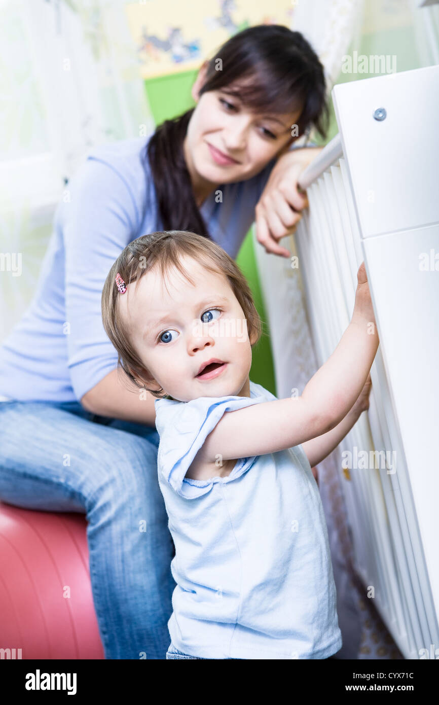 Interiores retrato de una mujer joven con un niño en la guardería Foto de stock