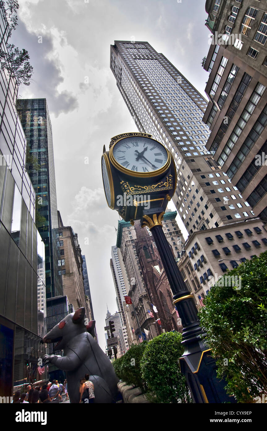 Reloj de pedestal Trump Tower en la quinta avenida de Manhattan, Nueva York, EE.UU. Foto de stock