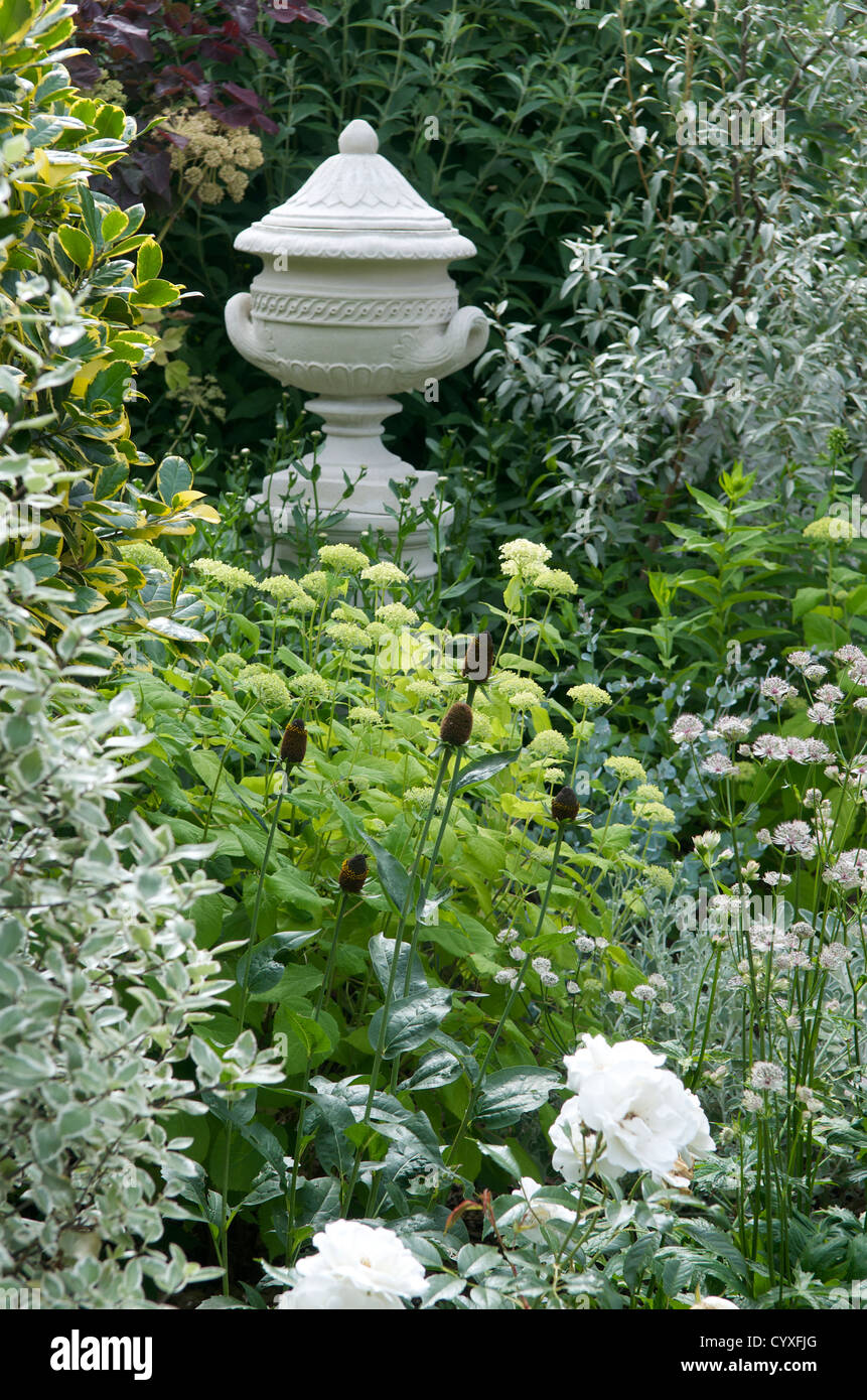 Urna decorativa en un país jardín UK Foto de stock