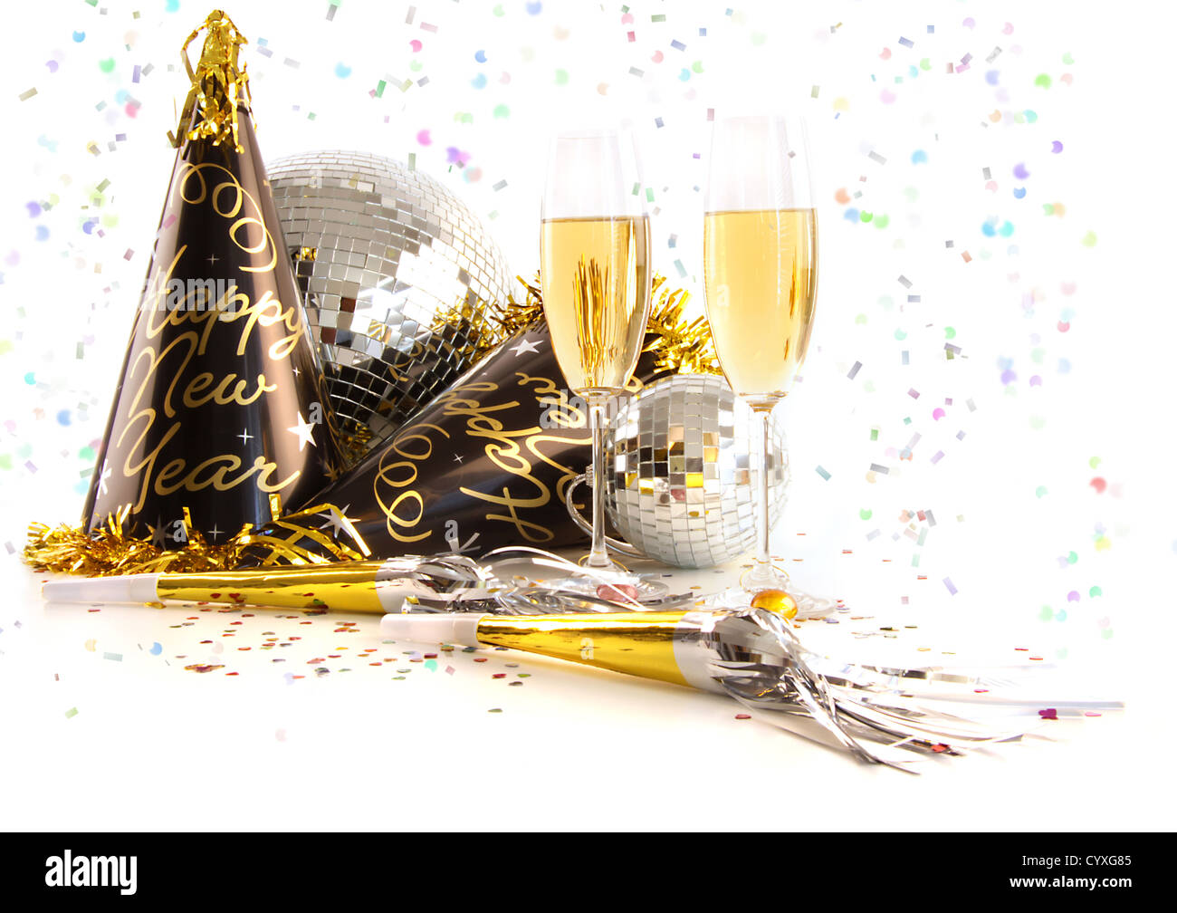 Copas de champaña con gorros de fiesta festiva sobre fondo blanco. Foto de stock