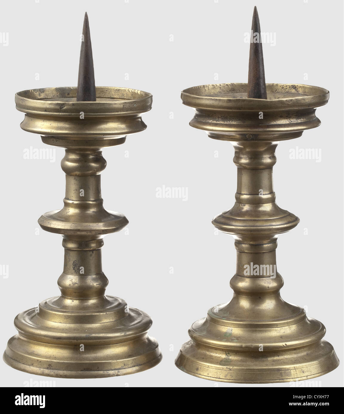 Un par de pequeños candelabros de pricket del sur de Alemania, alrededor de  1500 fundido en una sola pieza, candelabros de latón muy similares con  puntas de hierro y placas de espigas.