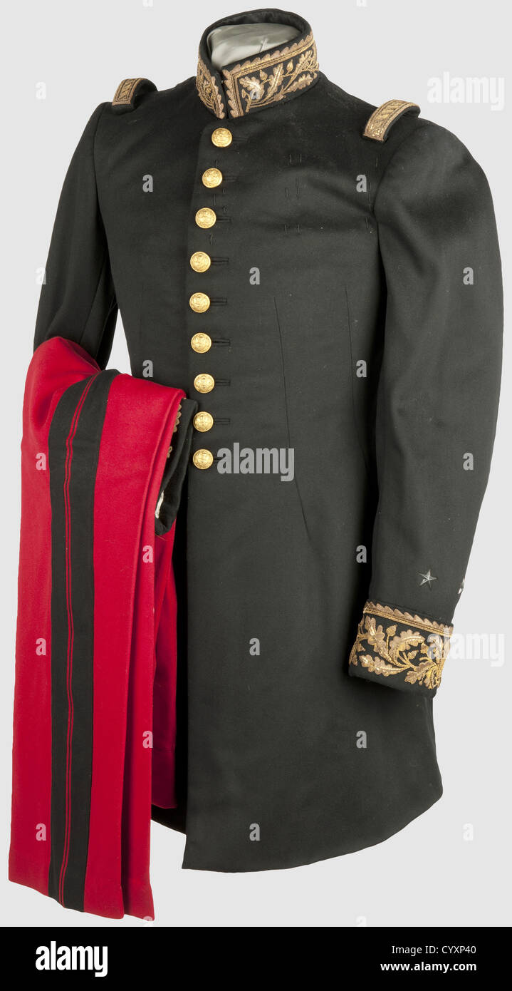 ENTRE-DEUX-GUERRES, Tunique du modèle 1930 de général, avec pantalon rouge  à double bande noire, tunique en drop noir avec col et parements de manches  brodés de feuilles de chêne surmontées d'une baguette