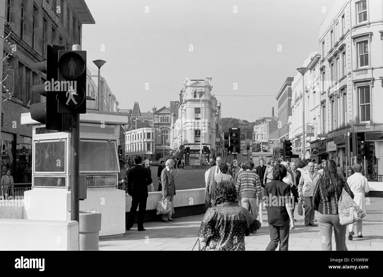El centro de la ciudad de Hastings en 1980 con el autobús inspectores