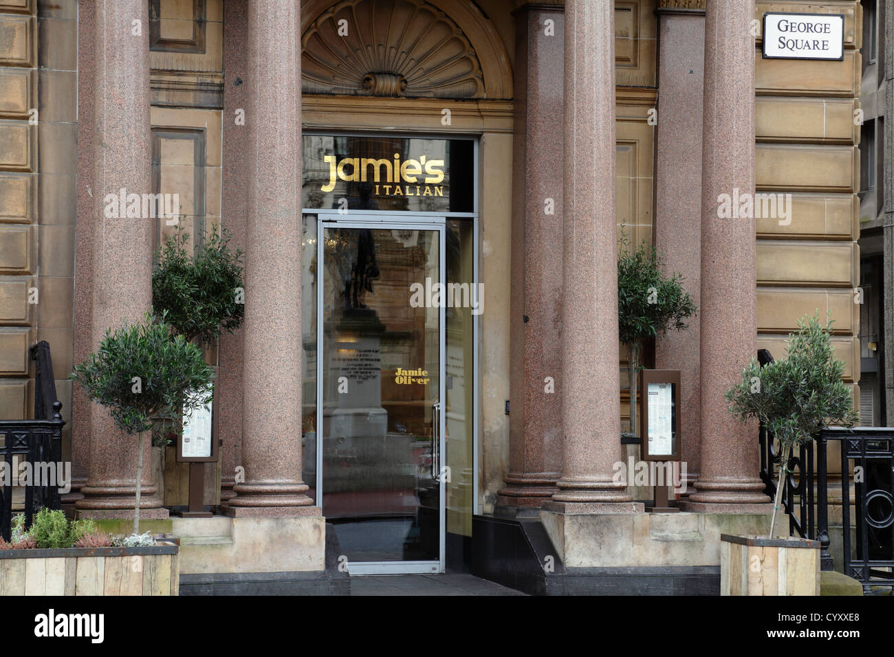 Este restaurante permanece cerrado. Entrada al restaurante italiano Jamie Oliver's en George Square en el centro de Glasgow, Escocia, Reino Unido, Foto de stock