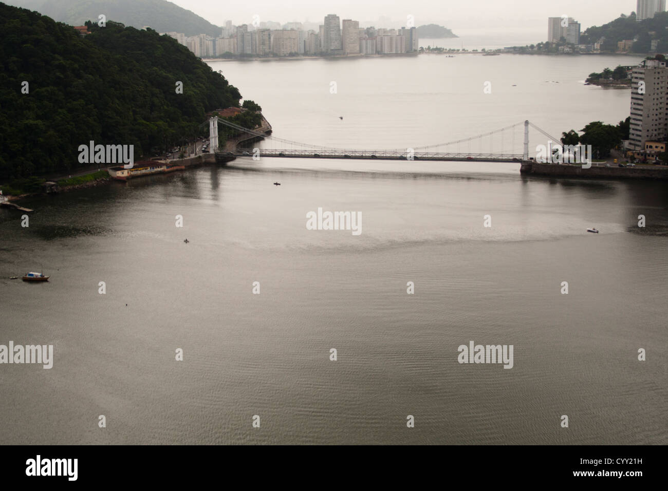 Vista aérea del puente (Ponte Pensil) entre São Vicente y Praia Grande ciudades, costa de Sao Paulo, al norte de Brasil. Foto de stock