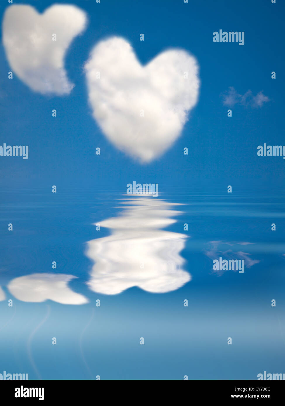 Dos amor corazón de nube en el cielo claro y agua Foto de stock