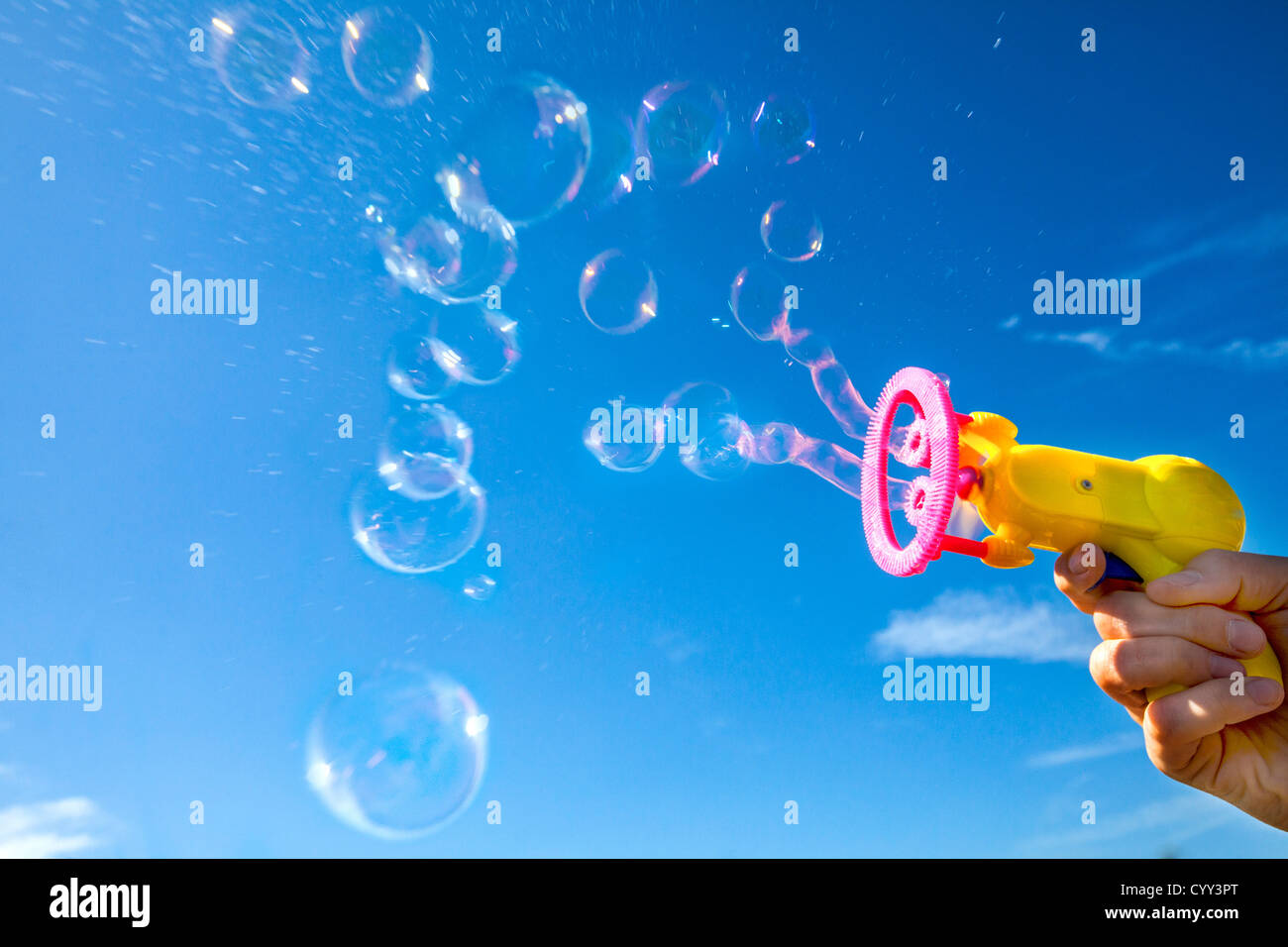 Burbujas de Jabón. El aire es soplado a través de un anillo, cubierto con agua jabonosa. Con un juguete de niños, una máquina de burbujas de jabón. Foto de stock
