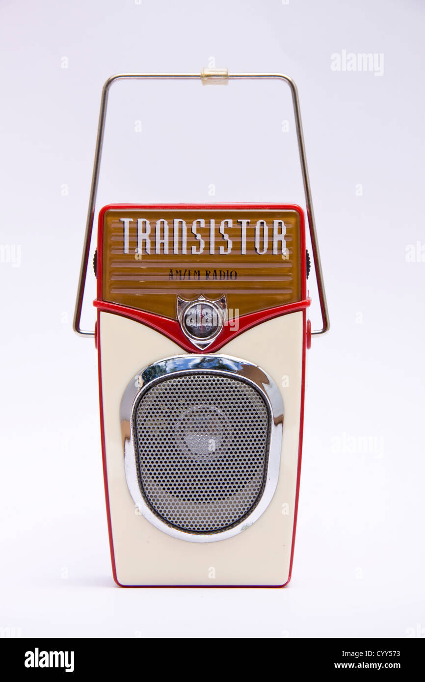 Antiguo y pequeño radio transistor en batería en el blanco Fotografía de  stock - Alamy
