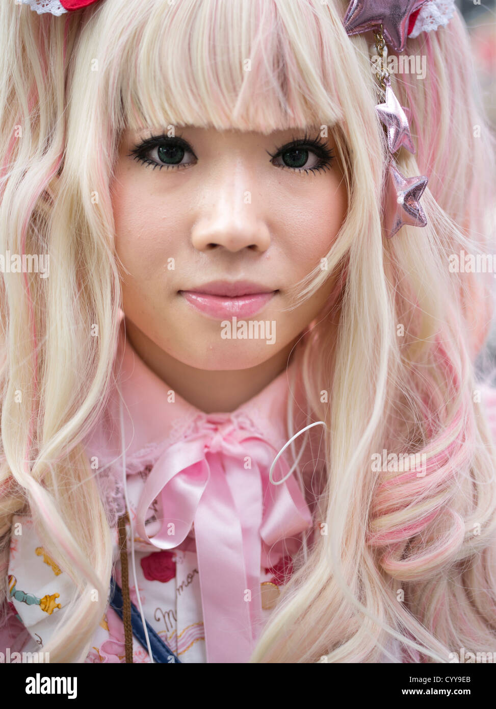 Jovencita japonesa en kawaii lolita traje de moda alternativa, con el cabello rubio y vestido rosado Foto de stock