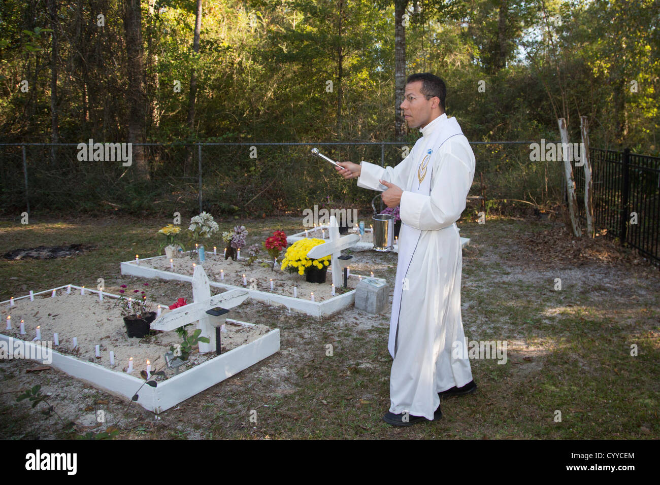 Louisiana Fr. Kyle Dave lidera la bendición de las tumbas en