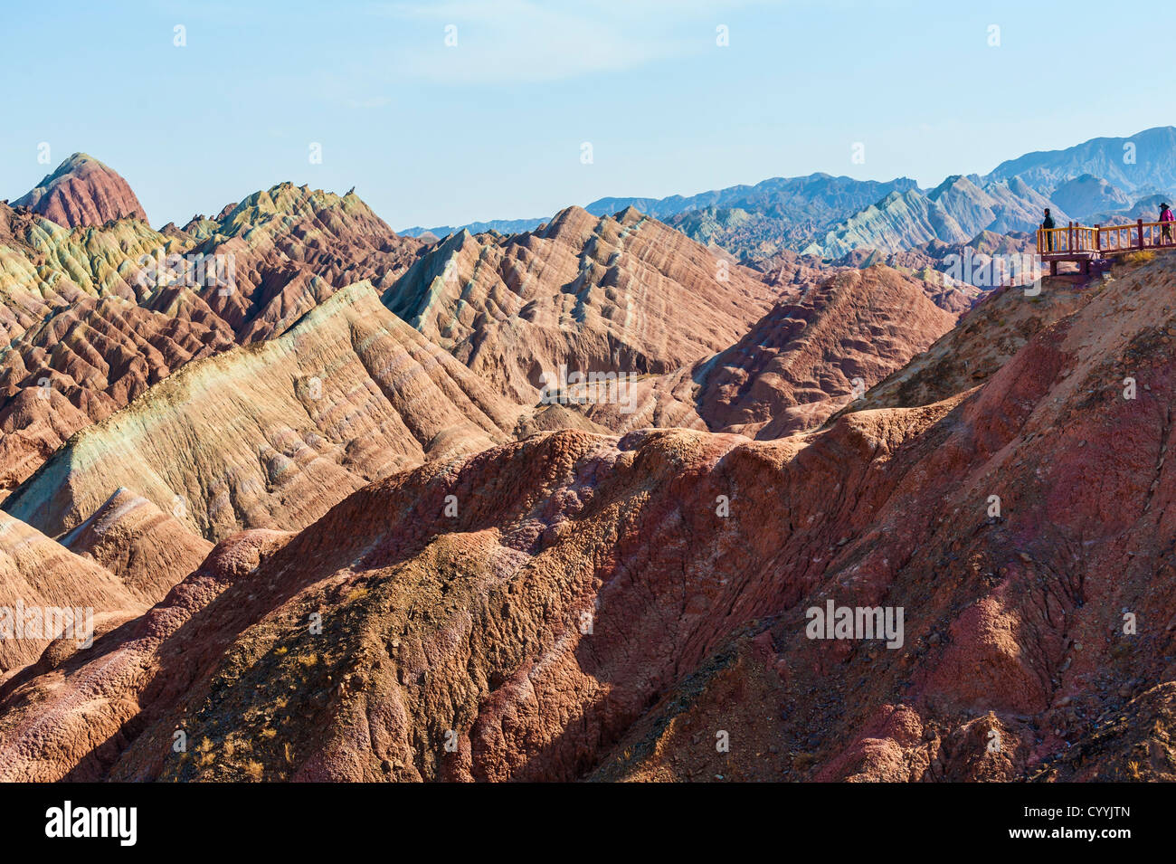 Los turistas en la plataforma de visualización ver Danxia landform en Zhangye, Gansu de China Foto de stock