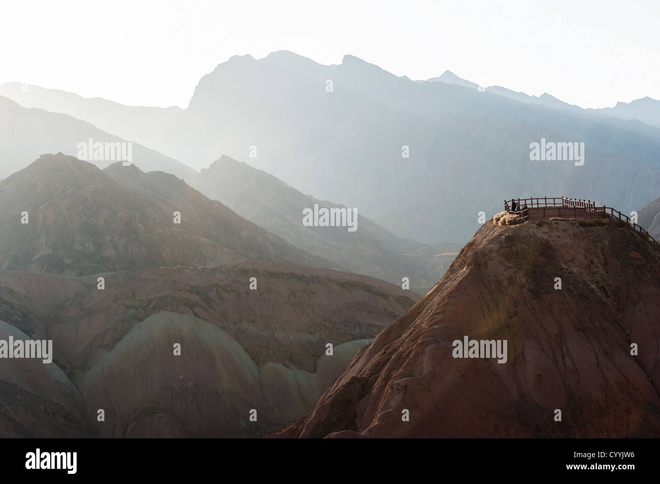 Los turistas en la plataforma de visualización ver Danxia landform en Zhangye, Gansu de China Foto de stock