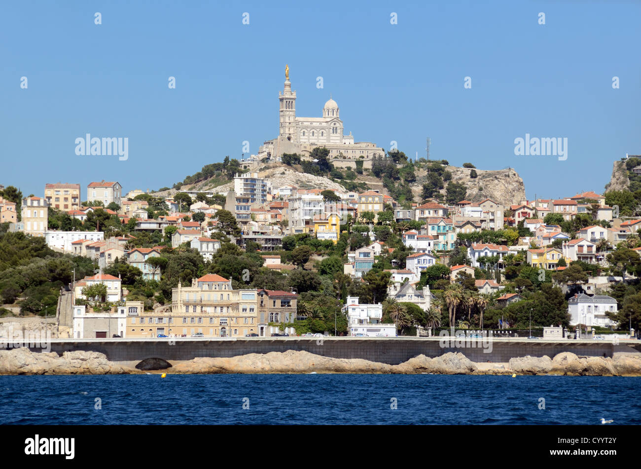 Marseille Corniche Road, Distrito Roucas-Blanc & Basílica de Notre-Dame-de-la-Garde desde el mar o MARSELLA Marsella Francia Foto de stock