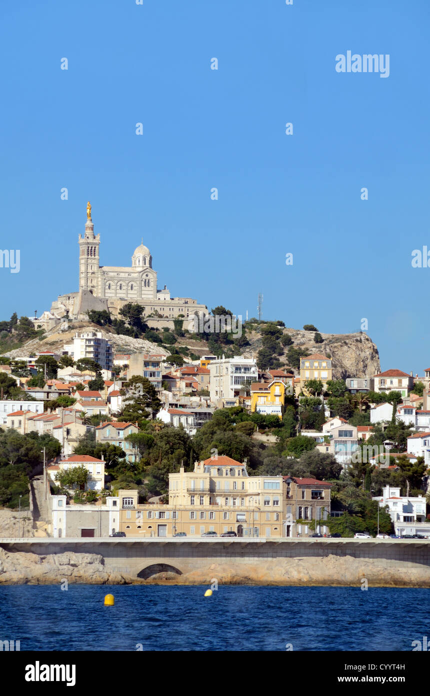 Marseille Corniche Road, Distrito Roucas-Blanc & Basílica de Notre-Dame-de-la-Garde desde el mar o MARSELLA Marsella Francia Foto de stock